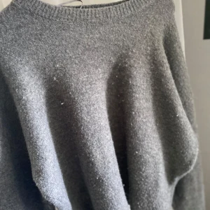 Stickad tröja Zara - Säljer mitt stickade tröja då jag inte använder den längre. Jättefin i använt skick! Passar perfekt nu till hösten😍 💕