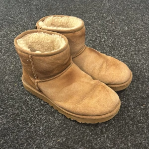 Uggs skor - Bruna välanvända uggs💕