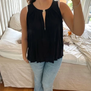 svart blus - svart topp/blus i gott skick. öppen för byten & pris går att diskutera😍