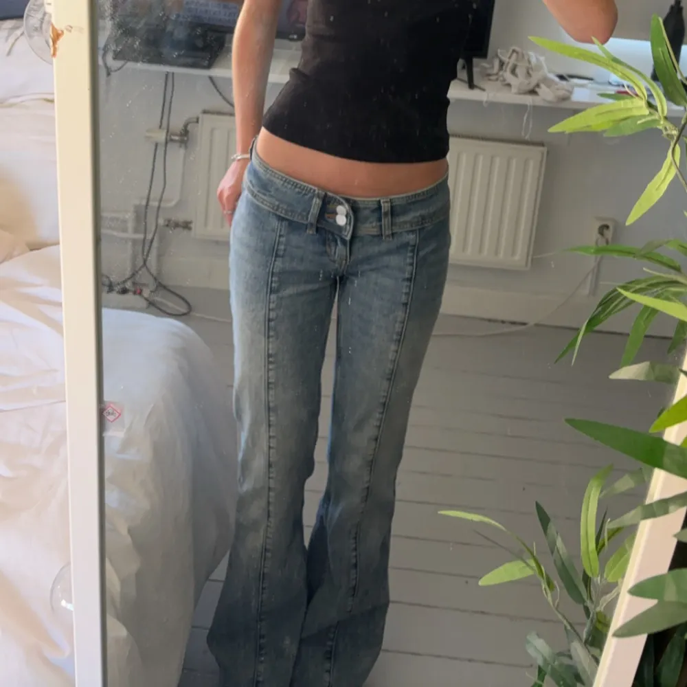 Säljer dessa jätte snygga bootcut jeansen då dom inte används längre 💕 Anväda ett få tal gånger. Inga difekter💕 Vet inte ordensriepris då jag fick dom i present💕 pris kan diskuteras.. Jeans & Byxor.