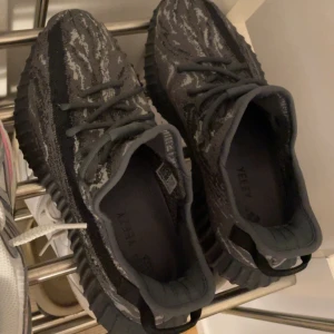 Adidas yeezy  - Storlek 40.5 passar också 41. Aldrig använda helt nya.  Kvitto box och låda med följer. 
