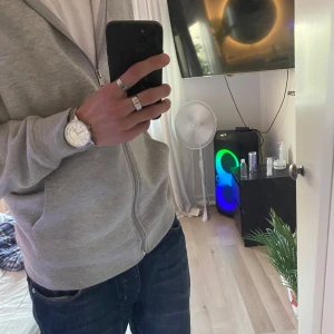 Zip hoodie  - Bra skick, knappt använd. Den är i storlek S men väldigt overzised och stor i storleken.