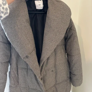 Fin höst/vinterjacka - Bra skick! från mango i storlek S men oversize i modellen. Passar bra till hösten och vintern🙌🏻