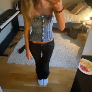 Zara jeans tub topp 🥰 - Säljer min fina jeanstubtopp från zara då den inte kommer till andvändning  längre ! Den är i fint skick och knappast andvänd <3 pris kan diskuteras 