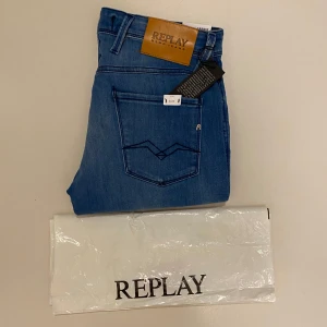 Blåa replay jeans helt nya - Blåa replay slim jeans, Helt oanvända med taggar kvar, (Storlek W30 L34) Nypris 1800kr Modellen heter Rik vilket är mer slim, Pris kan diskuteras, Skriv vid minsta fråga eller fundering💯👍