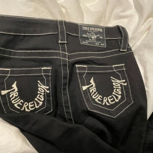 True religion jeans - Säljer mina true religion jeans med text från raglady. Använda fåtal gånger.