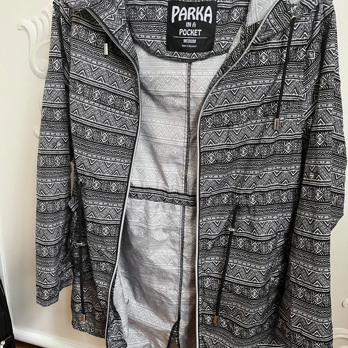 Svartvit mönstrad parka