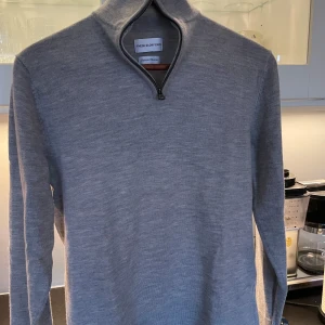 Grå halfzip från These Glory Days - Säljer denna schyssta gråa halfzip från These Glory Days i Superior Merino ull. Den är använd 3 gånger , inga defekter! Nypris 1200kr på volt, mitt pris 349kr! Lite liten i storleken. Passar både till vardags och mer uppklädda tillfällen. Hör av dig om du är interesserad, priset är ej hugget i sten!
