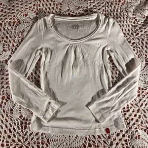 Vit långärmad topp - fint skick! från EDC by esprit. lite kort i armarna på mig, se sista bilden. strl xs. kontakta mig om du undrar nåt! 💗