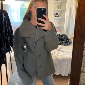 Grå kappa  - Säljer denna gråa kappa från Gina Tricot i storlek 158/164. Köpt här på Plick för 170 kr. Använt under hösten. Säljer då jag har en annan som jag använder mer 💕