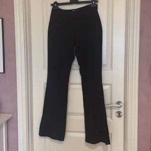 Kostymbyxor med slits - Jätte snygga svarta kostymbyxor från Bikbok med slits ner till byxkanten som tyvärr ej säljs mer! För små för mig när jag köpte dom. Storlek 36