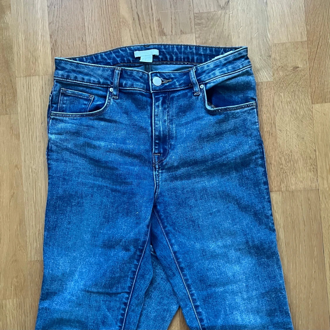 Blå jeans med mid midja