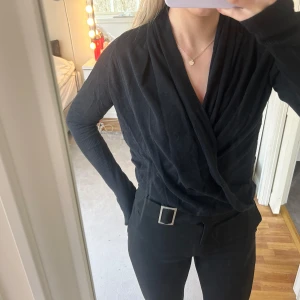 Kofta - Går att ha både som omlott tröja och kofta. 