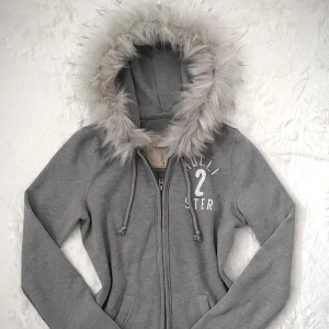 hollister fur zip up - ♡ handsydd därav fast pris! ♡ inga synliga defekter tillkommer! ♡ pälsen har blivit noggrant synd! ♡ endast handtvätt då tvättmaskin + torktumlare förstör pälsen! 