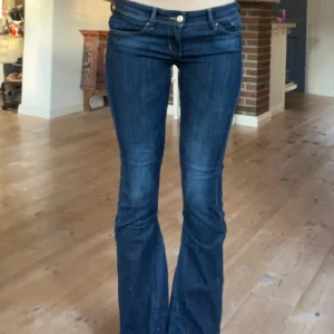 Mörkblå jeans - Snygga mörkblå jeans med bootcut! Köpta på plick och omsydda till Bootcut av förra ägaren! Bekväma och har lite stretch! Super snygg design! 