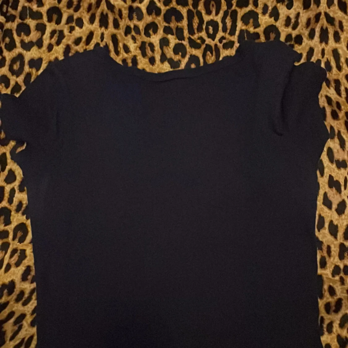 Svart t-shirt med dekorativt mönster - 2