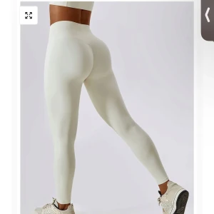Vit/beige leggings - Snygga vit/beige leggings med hög midja och tight passform. Perfekta för träning eller en aktiv vardag. De är tillverkade i ett stretchigt material som ger bra rörelsefrihet. Säljer dessa då jag råkade beställa 2 helt oanvända. 