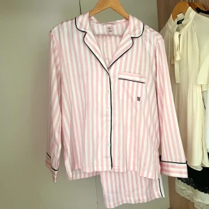 Victoria’s Secret pyjamas - Pyjamas- set från VS i nyskick. Säljer pga att den är lite för stor för mig men annars superfin! 🩷