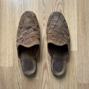 Bruna flätade loafers från Mariano Di Vaio - Säljer ett par stiliga bruna loafers från Mariano Di Vaio. Skorna har en unik flätad design och är tillverkade i Italien. Perfekta för en avslappnad men elegant look. Läder plus klack. Storlek 44. Nypris 169€ = 1889kr