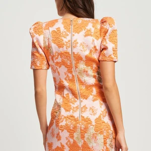 Sommar klänning - Säljer denna DEVON-fodral klänning-orange jacquard som köptes innan sommaren 24, använd två/tre gånger. Den är i storlek 36 men någon centimeter insydd ingen stor skillnad alls. Den är i topp skick men tycker ej den passar mig tyvärr. En superfin klänning perfekt till sommaren, skriv för mer egna bilder. Original pris 1079kr