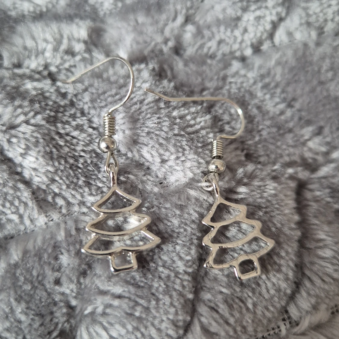 Silverfärgade örhängen med julgransmotiv - 2