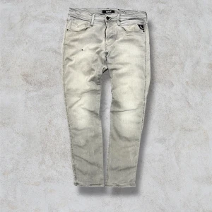 Replay anbass  - Ett par skit snygg replay anbass jeans i färgen grå och storlek W33. Passar perfekt nu med de ljusa färgerna till våren. Tveka inte att höra av er vid frågor eller funderingar. Kolla gärna även in mina andra annonser och man får såklart rabatt om man köper mer än ett plagg🤩🤩🤩