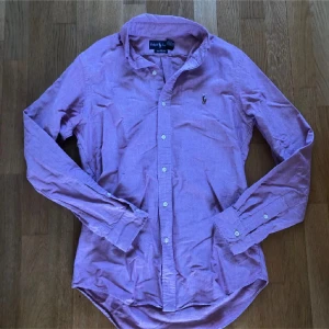Rosa skjorta från Ralph Lauren - Säljer nu min Ralph lauren skjorta. Skicket är 9/10 skriv vid mer frågor.😀