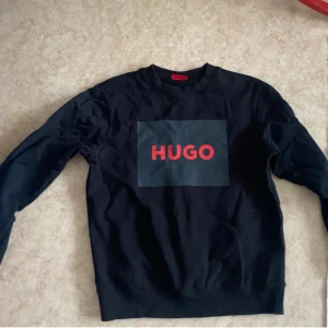 Svart tröja från Hugo - Säljer en Hugo boss tröja andvänd en gång för den var för lång för mig och den bara hänger i garderoben ! 