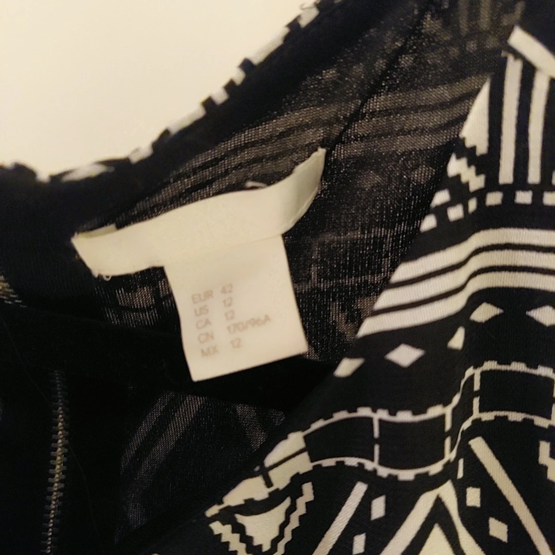 Svartvit mönstrad klänning - 2