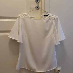 Vit blus - Vit kortärmad blus från märket Mohito i storlek 34💕