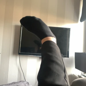 Svarta strumpor - Säljer ett par stilrena svarta strumpor. Perfekta för både vardag och avslappnade tillfällen. De är mjuka och bekväma, vilket gör dem till ett utmärkt val för alla tillfällen.