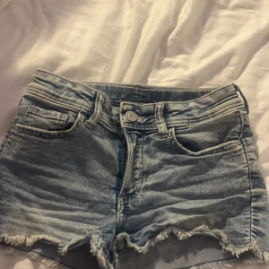 Blå jeansshorts storlek 140 - Säljer på grund av att de har blivit för små på mig❤️ Finns inga tecken på användning. Även en liten fjäril på bakfickan. Köpte för 249kr❤️