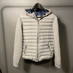 Massimo dutti cardigan - Ritkgit snygg Massimo dutti cardigan i nyskick, passar runt 160, hel av dig vid funderingar