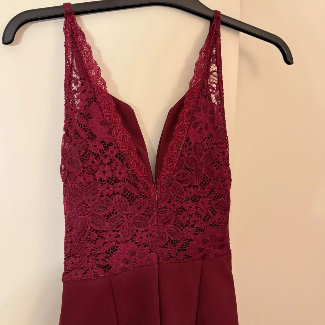 Vinröd balklänning med spetsdetaljer - 1