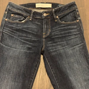 Mörkblå jeans från Marc by Marc Jacobs - skit snygga jeans från marc jacobs. Passar i längden, är 170cm. använda några gånger