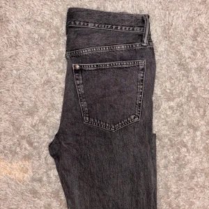 Svarta stentvättade jeans från H&M - Säljer ett par fräscha stentvättade jeans från H&M i relaxed fit storlek 32/32. Jeansen är i bra skick och passar perfekt i vardagen.  Hör av dig om du har några frågor.