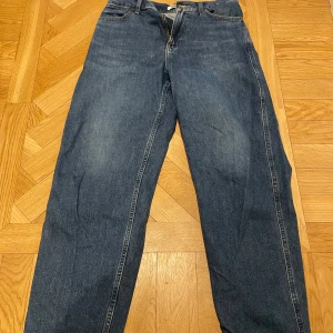 Uniqlo baggy jeans - Blåa uniqlo baggy jeans! Bra skick. Typ 29/30 storlek.