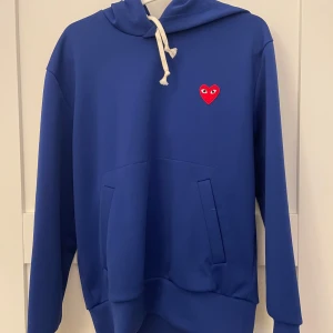 Comme des garçons Hoodie - Blåa CDG hoodie. Väldigt bra skick. Org pris ca 2500 kr.