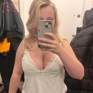 Vit spets-topp Nelly, Storlek S - Romantisk och elegant vit topp från Nelly, perfekt för både vardag och fest! Toppen har vackra spetsdetaljer som ger en feminin och stilren look. Den är lätt att matcha med både jeans, kjol eller kostymbyxor och passar lika bra till en avslappnad outfit som till en mer uppklädd stil.  Storlek: S Färg: Vit Skick: Knappt använd, i mycket bra skick  Ett perfekt tillskott i garderoben för den som älskar tidlösa och stilfulla plagg!