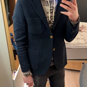 Italiensk kavaj/cardigan🇮🇹 - Säljer en väldigt elegant och snygg kavaj i ”stickat” material. Passar perfekt till finare tillfällen men även till vardags med en snygg hoodie under! Det är storlek 48/M. Köpte den ny för 3000kr! Pris kan diskuteras vid snabb affär!