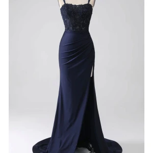 Marinblå balklänning - Säljer en jättefin marinblå balklänning, den har en jättefin knyt detalj i ryggen😍🩷Den är från Zapaka,  aldrig använd