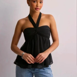 Vinröd topp från nelly  - Snygg och trendig vinröd halterneck topp med knytband runt nacken från Nelly. Toppen har en luftig passform och är perfekt för varma dagar. Den är ärmlös och slutsåld nästan överallt! Köpte för 350kr och eftersom det är använd endast ett fåtal gånger säljer jag för 270🩷