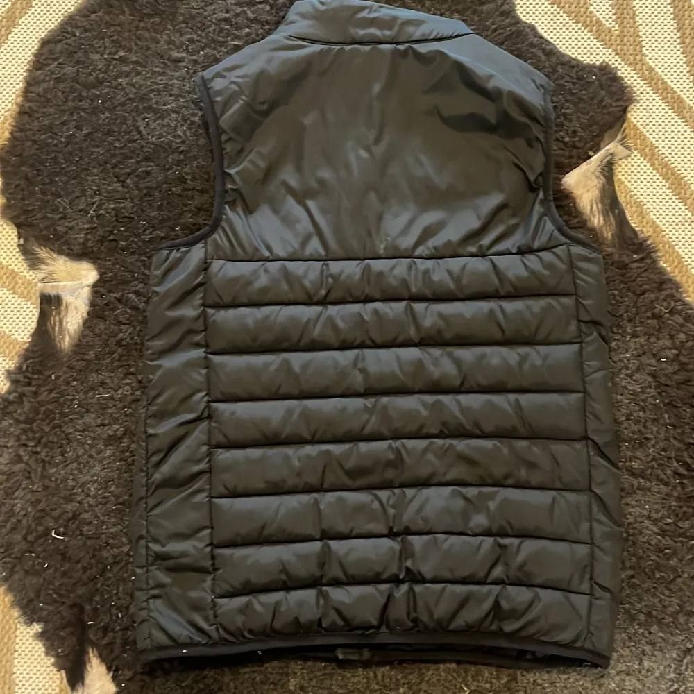 Säljer min riktigt snygga lyle scott väst. Den är perfekt nu när våren börjar glida in😊. Västen är kär på kids brand store och orginal pris är 800 kr. Pris kan även alltid snackas om det är så!! MVH Elliot. Takit.