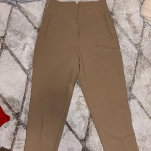 Svarta jeansbyxor från Lee - Snygga svarta jeansbyxor från Lee med klassisk femficksdesign och knappgylf. Perfekta för en stilren look.och kostymbyxor från zara lite fläckiga men går bort med tvätt.