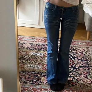lågmidjade bootcut jeans - säljer mina jättesnygga lågmidjade jeans då dem inte kommer till användning 💗💗