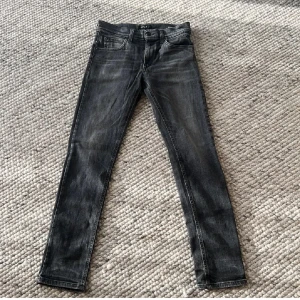 Svarta Replayjeans - Säljer ett par replay jeans i slim fit modell eftersom jag har växt ur dem. Vid frågar eller funderingar är de bara att skriva. (Går med på byten)🤝