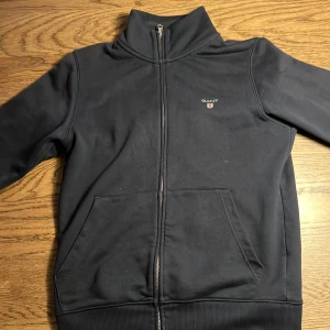 Blå helzip från GANT - Säljer en blå helzip från Gant. Storlek S men skulle säga att den sitter lite tajtare. Hör av er om funderingar!