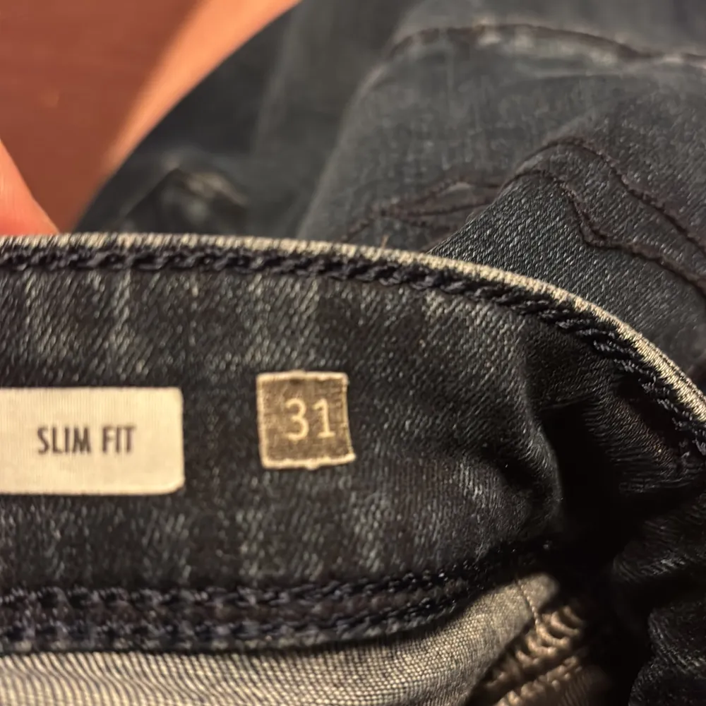 Snygga mörkblå jeans från Replay. De är slim fit storlek w31/L32 nypris 1200+. Jätte fint skick 9/10 inget fel med dom. Farkut & Housut.