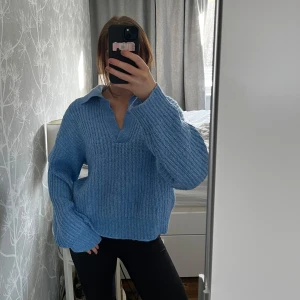 Stickad tröja - Säljer en mysig blå stickad tröja med krage och v-ringning. I fint skick. Hör av dig vid intresse! 💙