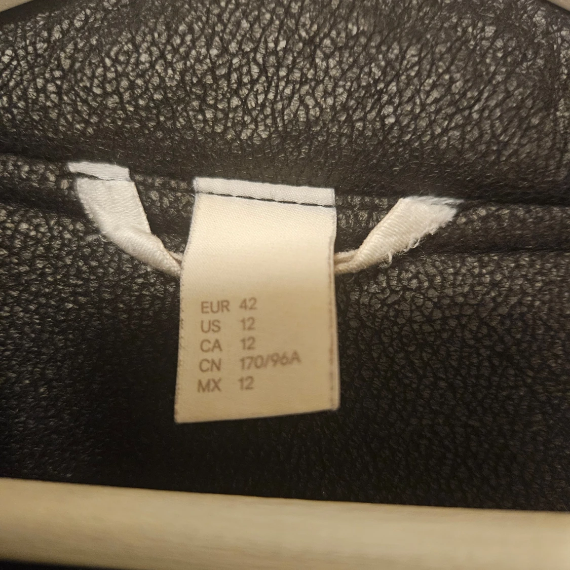 Svart pälsjacka med dragkedja - 1